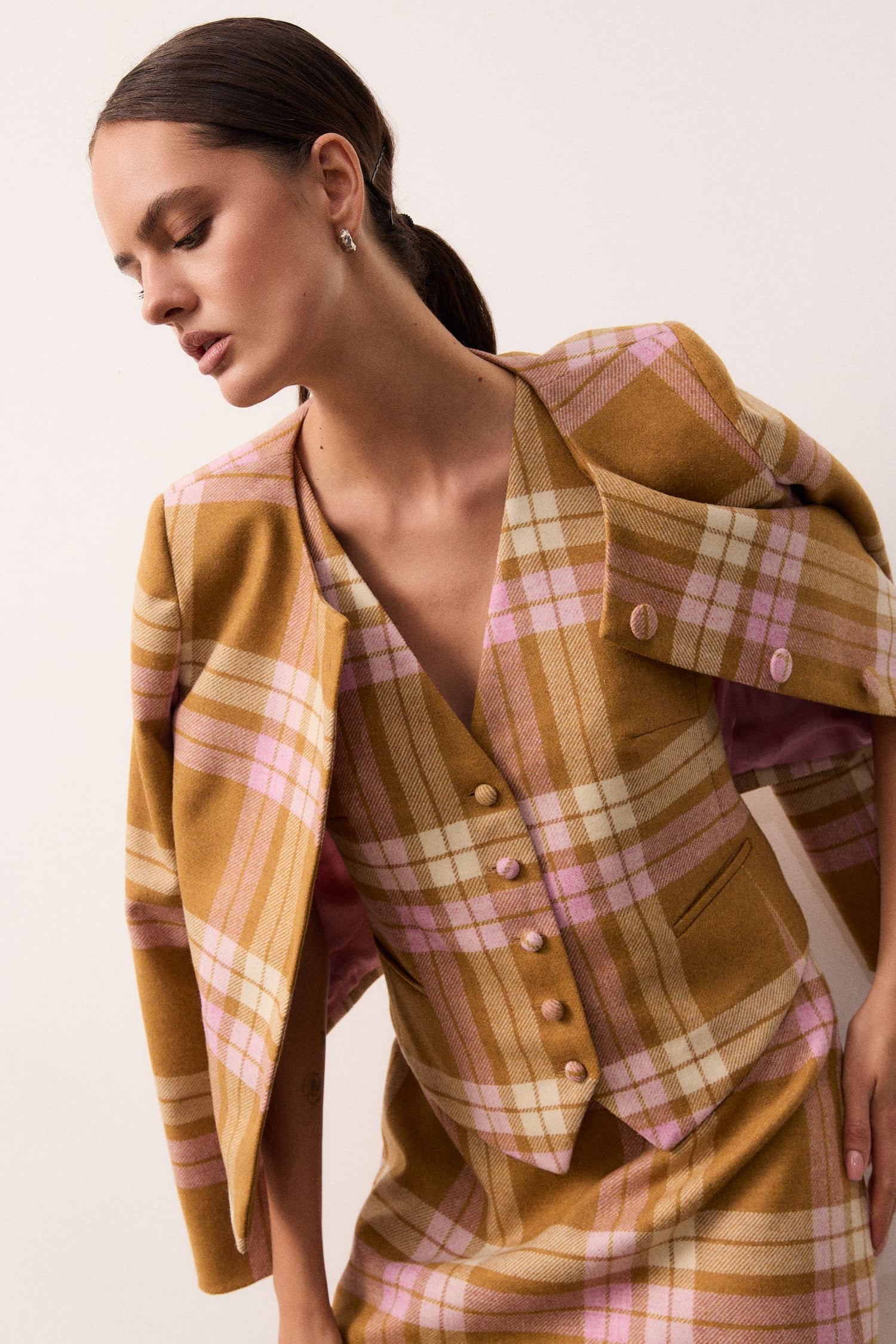 Komplet Candle Plaid – kamizelka i żakiet w kratę w odcieniach ochry i pudrowego różu, elegancki wełniany zestaw jesienny – MAG NOLLY