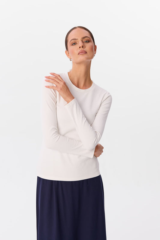 Longsleeve Morante w kolorze kremowym, ujęcie przodu z dekoltem łódka i długim rękawem – MAG NOLLY
