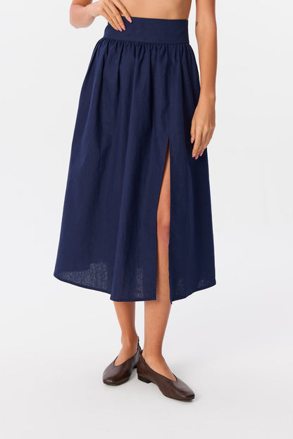 Spódnica Sandrelli w kolorze granatowym – elegancki fason midi z wysokim stanem i rozporkiem z przodu, minimalistyczny krój – MAG NOLLY