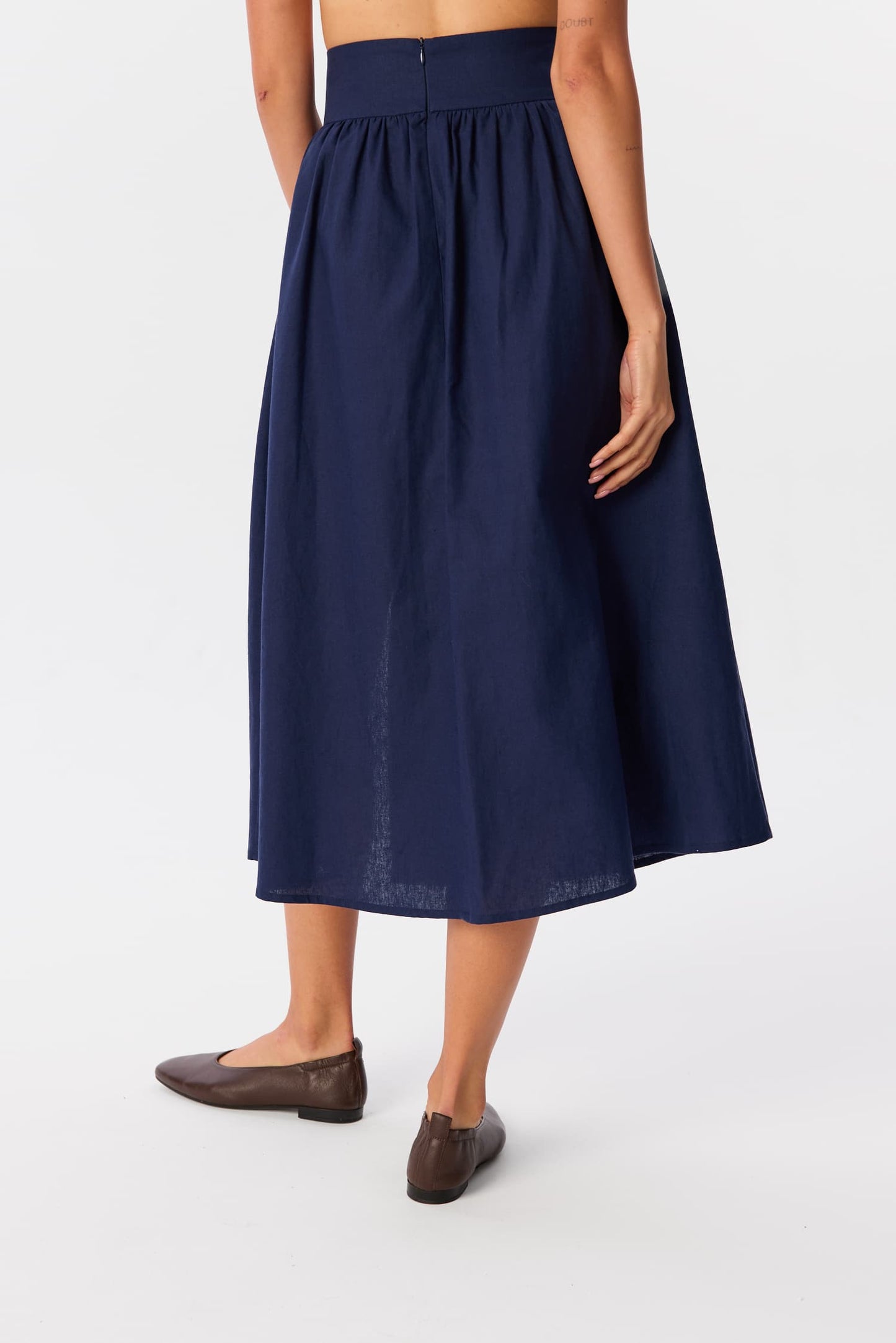 Spódnica Sandrelli w kolorze granatowym – widok z tyłu, długość midi, wysoki stan z dopasowanym pasem i delikatnym marszczeniem – MAG NOLLY