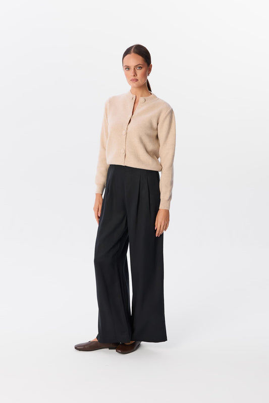 Spodnie Cardinale w kolorze Ombra, szeroka nogawka i wysoki stan, modelka w zestawie ze swetrem Livo Soft Canvas – MAG NOLLY