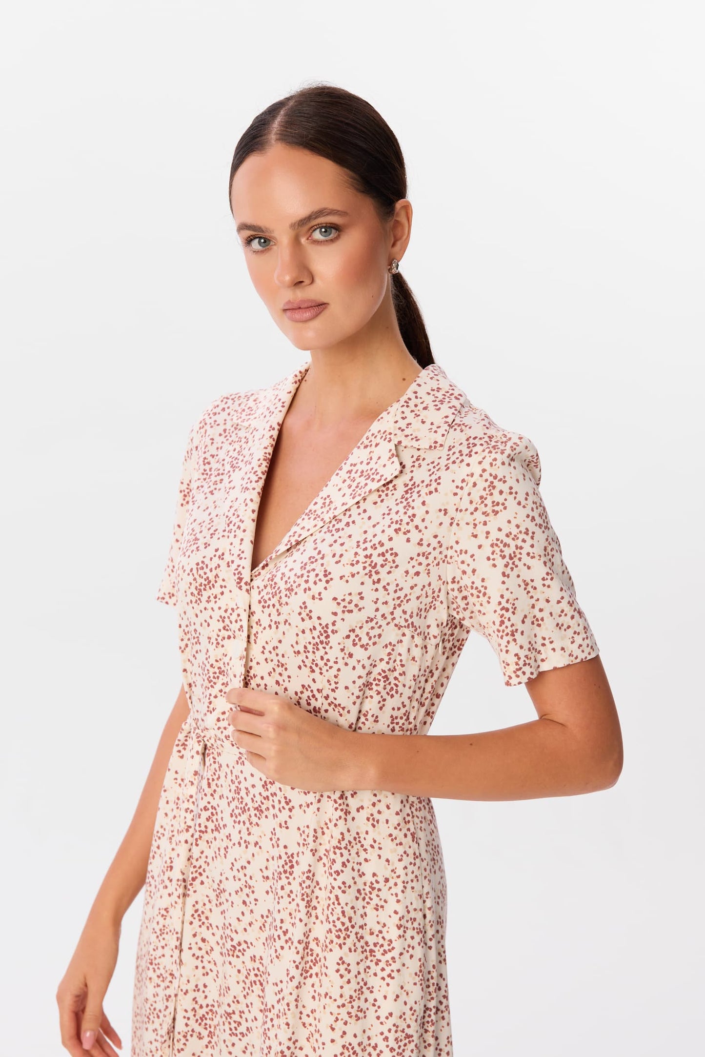 Sukienka Bellucci Rosella, midi w jasny print w drobne czerwone plamki, z kołnierzykiem i guzikami, ujęcie portretowe modelki – MAG NOLLY