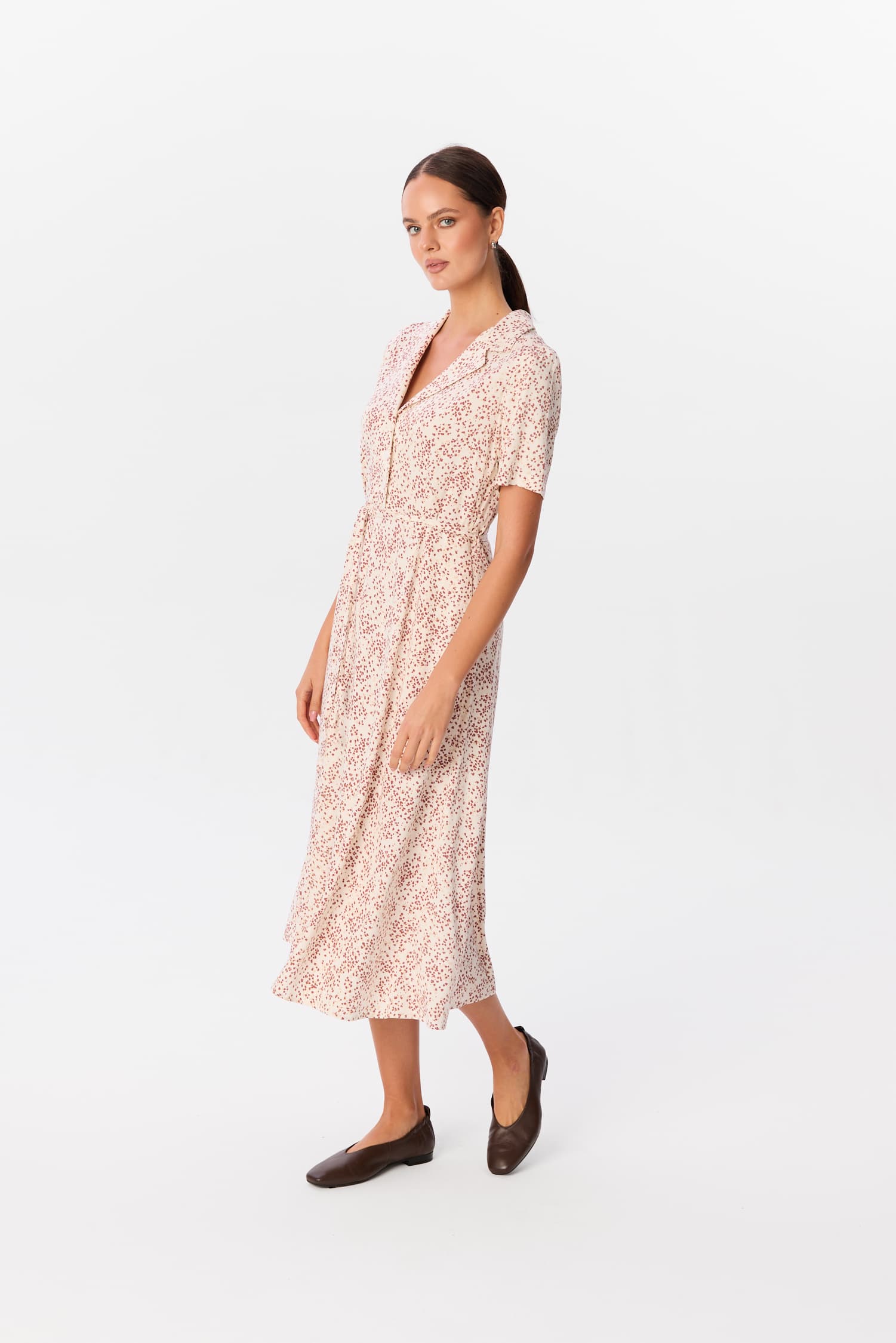 Sukienka Bellucci Rosella, midi z kołnierzykiem i krótkim rękawem, w jasny print w drobne plamki, modelka w brązowych balerinkach – MAG NOLLY