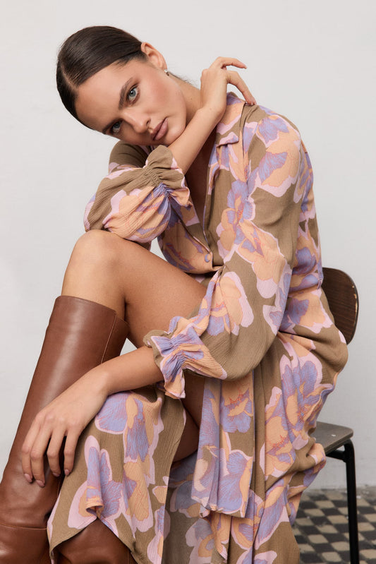 Sukienka Florence Rust – długa w kwiatowy print w odcieniach różu i lila na beżowym tle, zwiewna tkanina, stylizacja z kozakami – MAG NOLLY