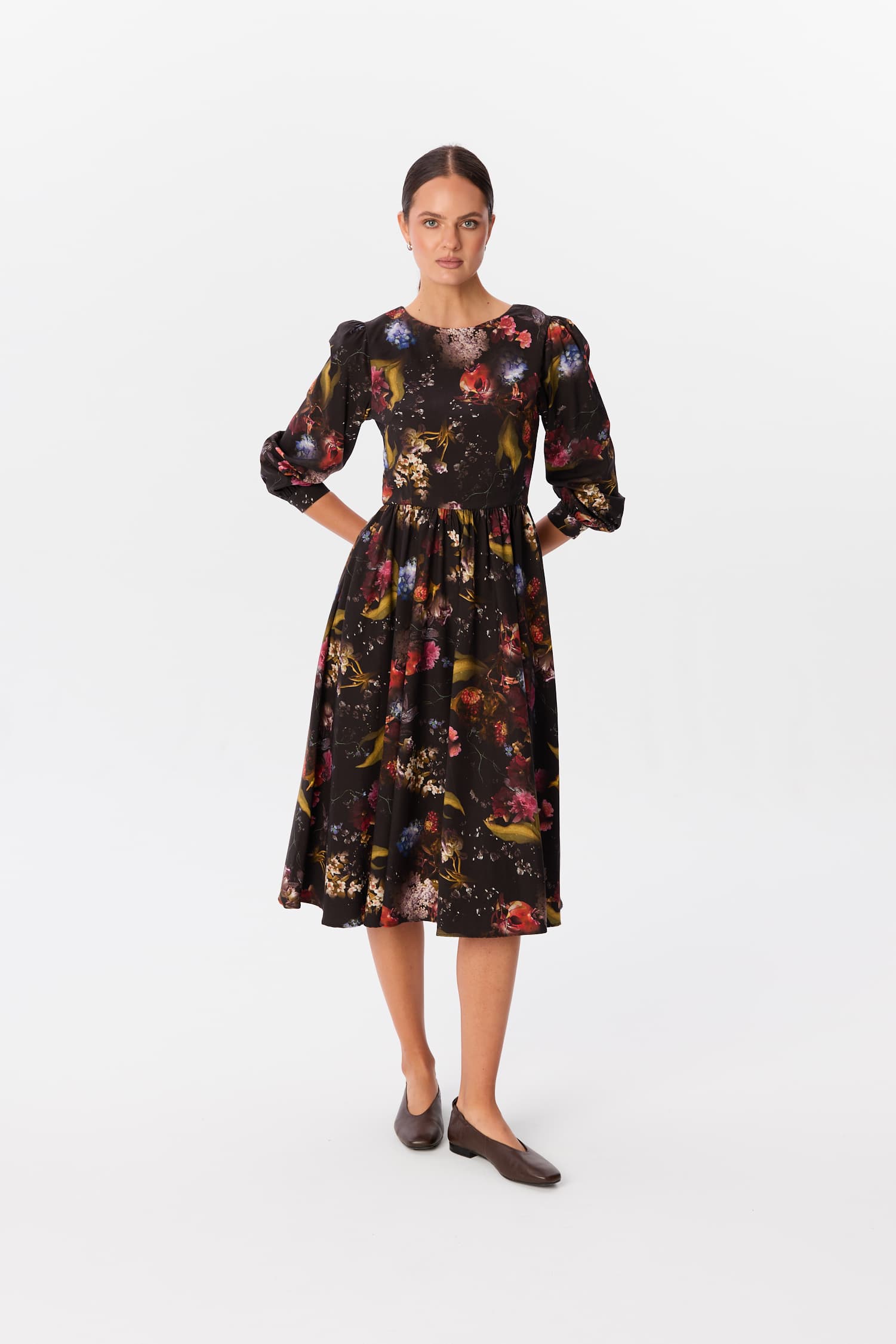 Sukienka Leone w print Kolaż, midi z rozkloszowanym dołem i marszczonymi rękawami, modelka na białym tle – MAG NOLLY