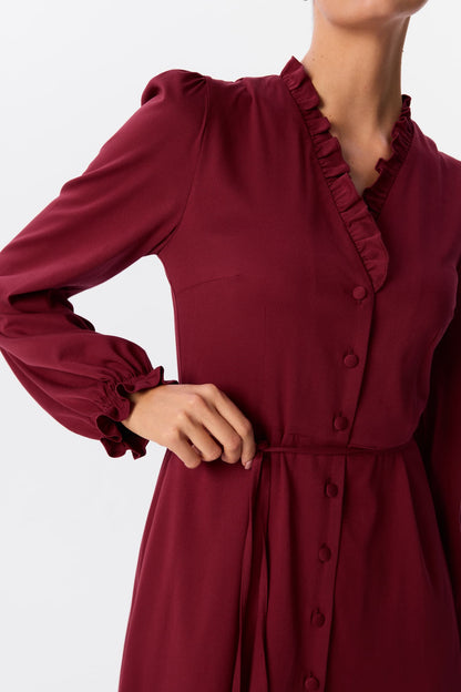 Sukienka midi Velata w kolorze Bordeaux, zbliżenie na dekolt i pasek w talii – MAG NOLLY