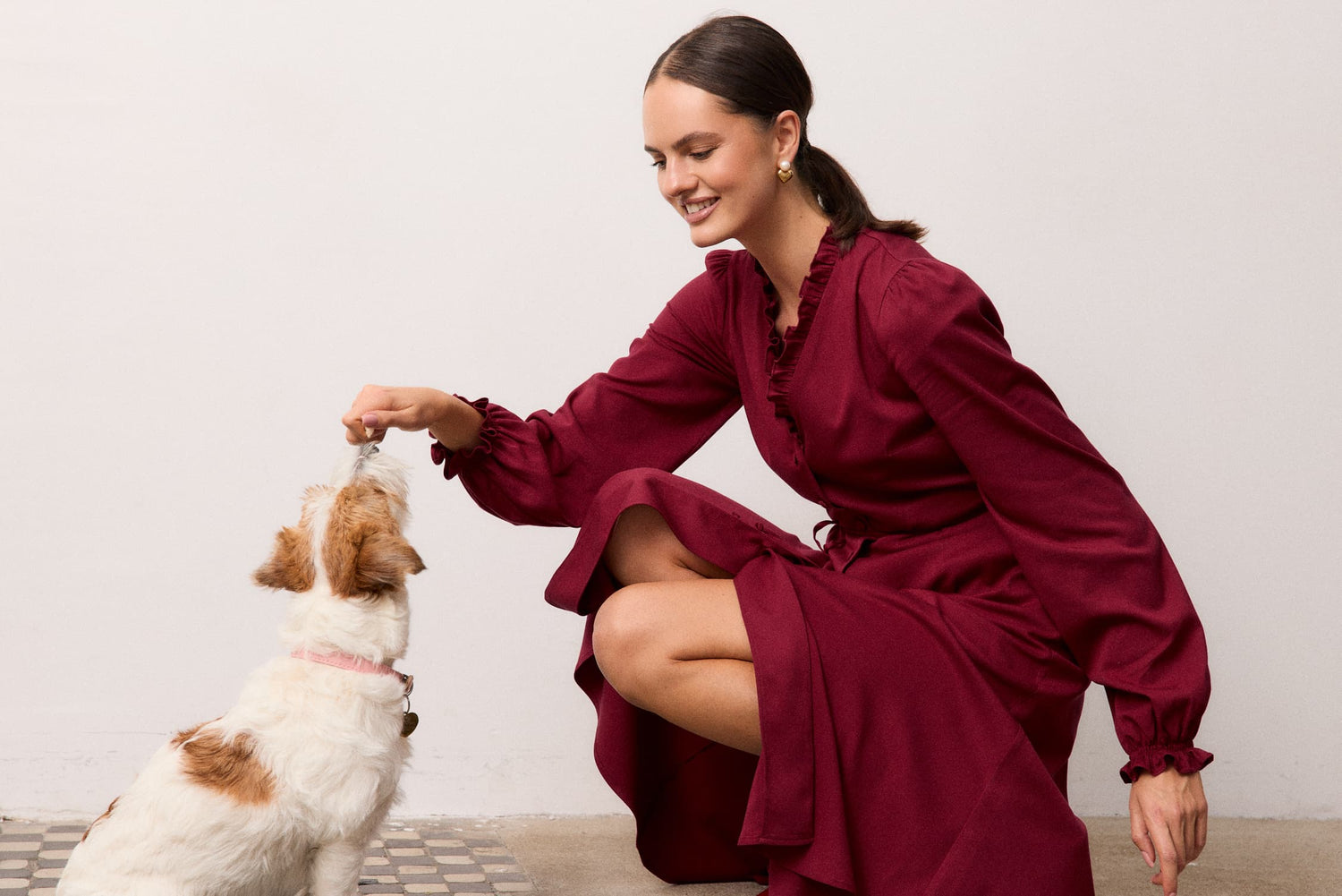 Sukienka Velata Bordeaux – bordowa sukienka midi z falbaną przy dekolcie, stylizacja świąteczna z psem, banner – MAG NOLLY