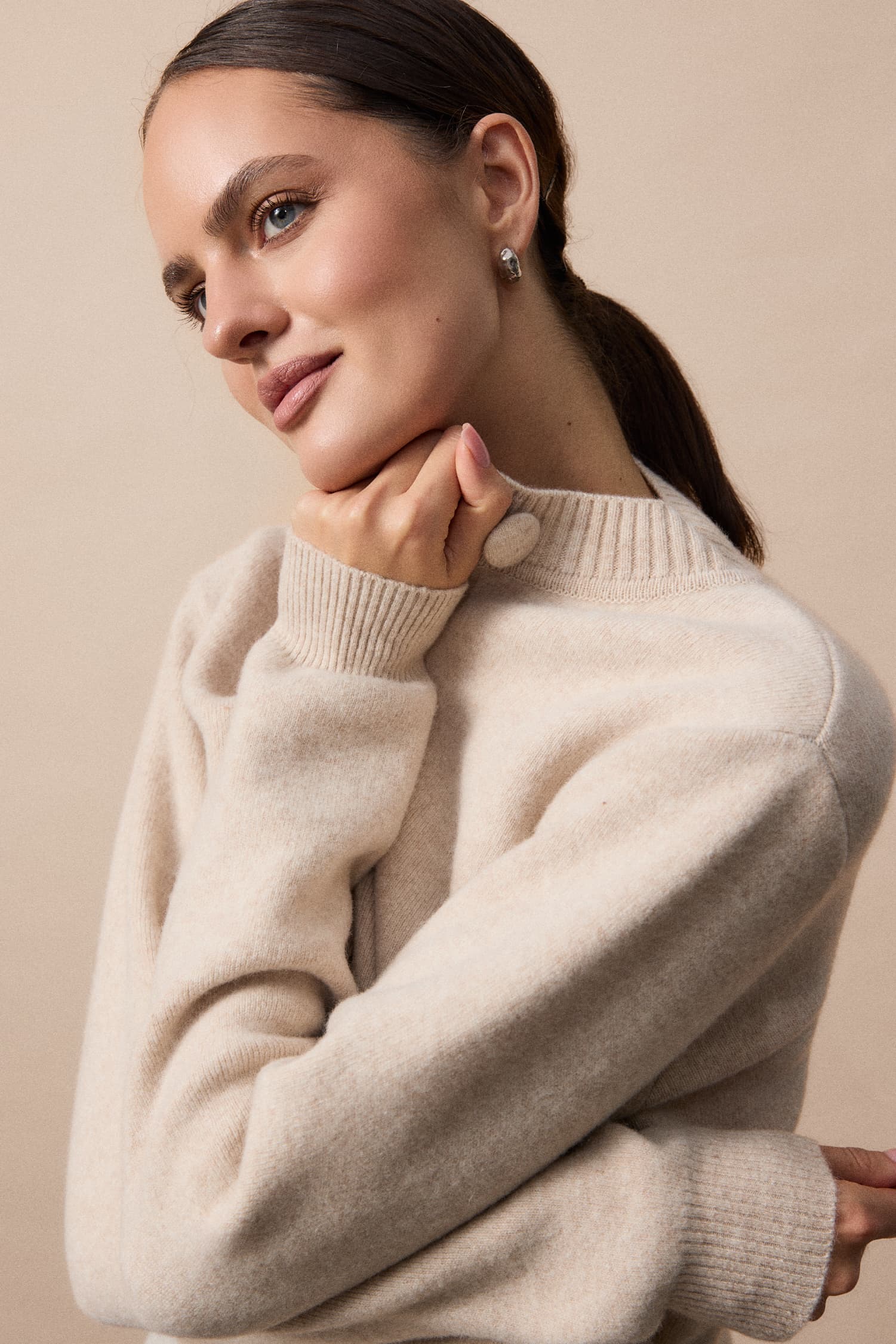 Sweter Livo w odcieniu beżowym – detal przy dekolcie z eleganckim guzikiem, miękka wełna w minimalistycznym wydaniu – MAG NOLLY