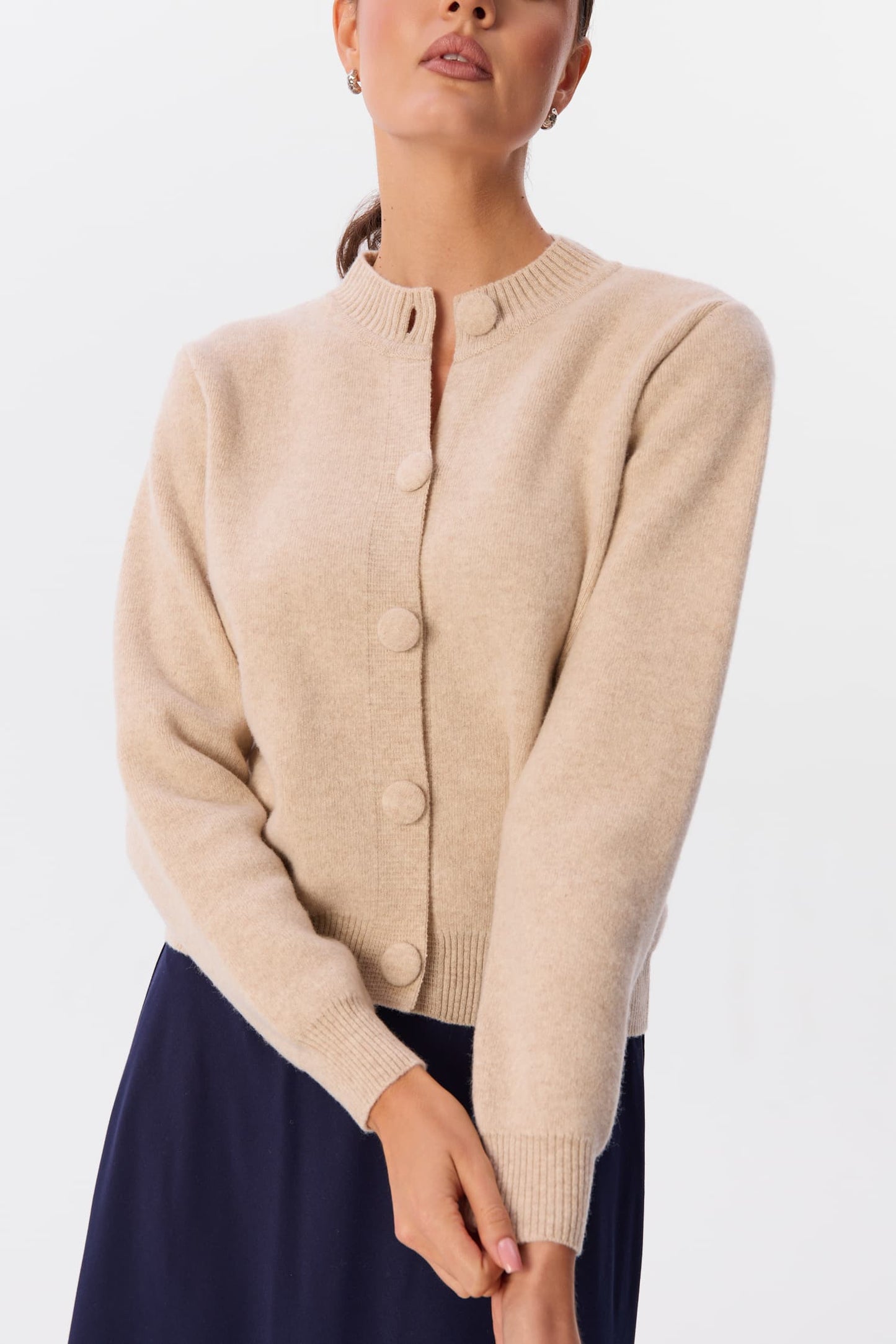 Sweter Livo w kolorze Soft Canvas, zbliżenie na przód z oblekanymi guzikami i prążkowanymi wykończeniami – MAG NOLLY