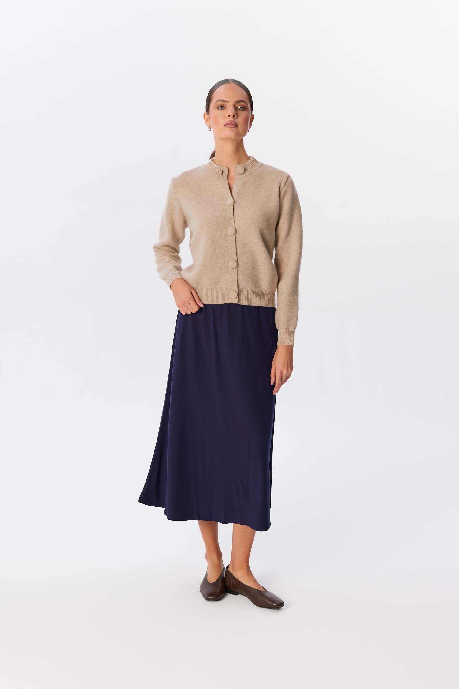 Sweter Livo w kolorze Soft Canvas, pełny frontowy kadr modelki w zestawieniu ze spódnicą midi – MAG NOLLY