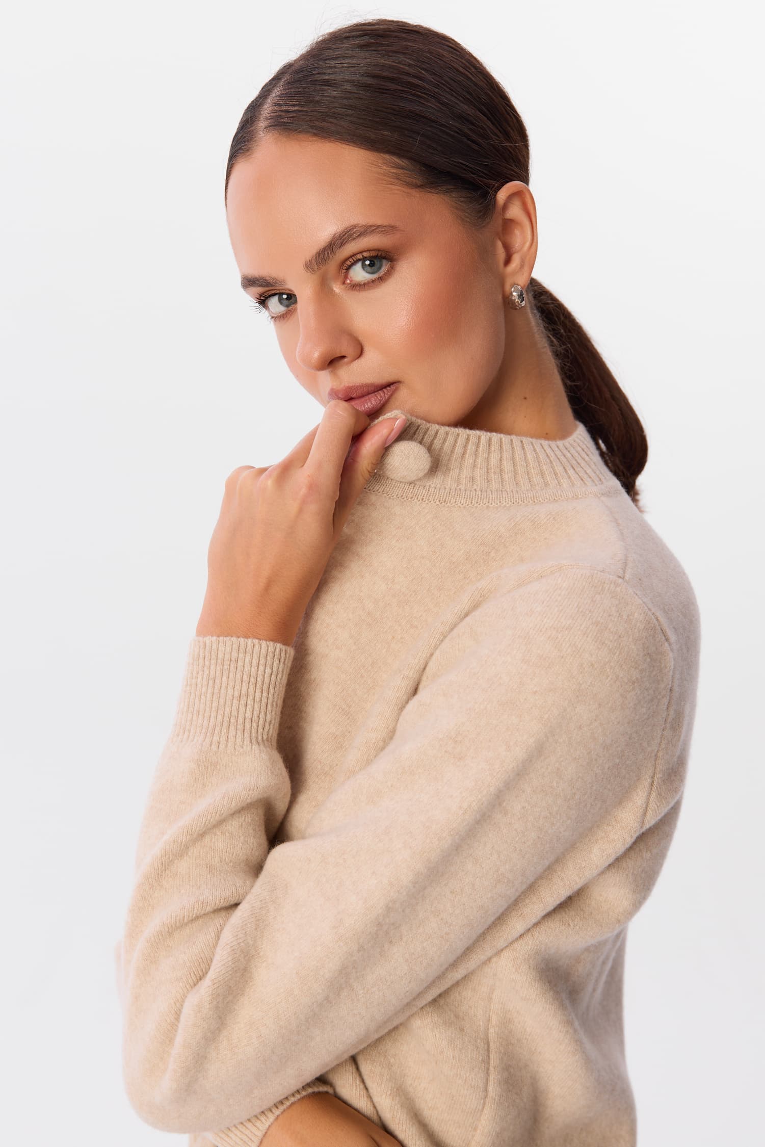 Sweter Livo w kolorze Soft Canvas, zbliżenie portretowe modelki z widocznym guzikiem przy dekolcie – MAG NOLLY