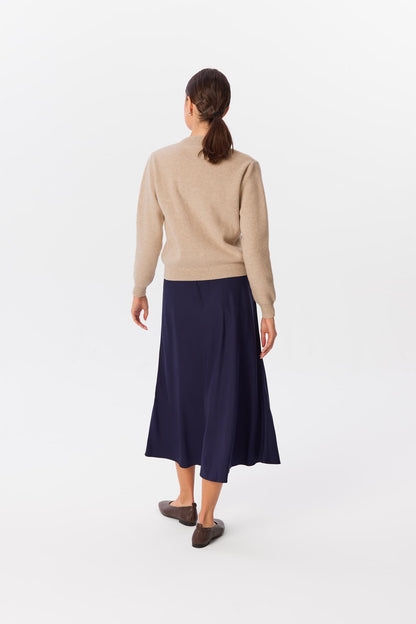 Sweter Livo w kolorze Soft Canvas, ujęcie od tyłu z widoczną linią ramion i pleców – MAG NOLLY