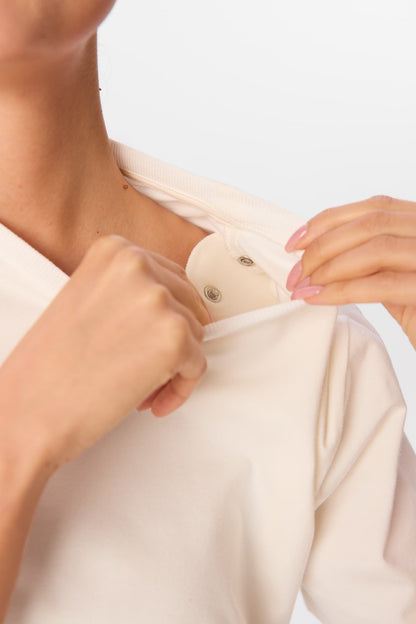 T-shirt Neri w kolorze kremowym – detal wewnętrznego zapięcia na zatrzaski przy ramieniu, ułatwiającego zakładanie – MAG NOLLY