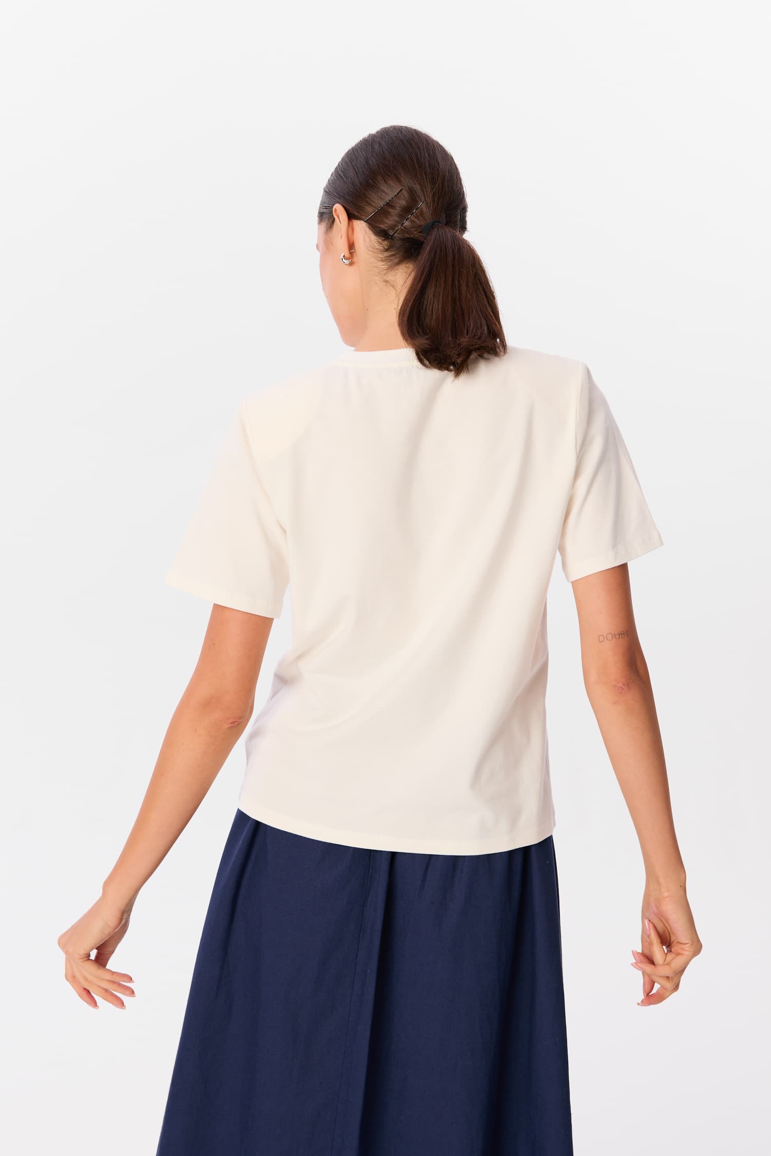 T-shirt Neri w kolorze kremowym – widok z tyłu w stylizacji z granatową spódnicą – MAG NOLLY