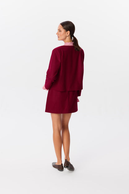 Żakiet Gabel w kolorze Bordo, widok z tyłu, modelka w komplecie ze spódnicą Valeri Bordo – MAG NOLLY