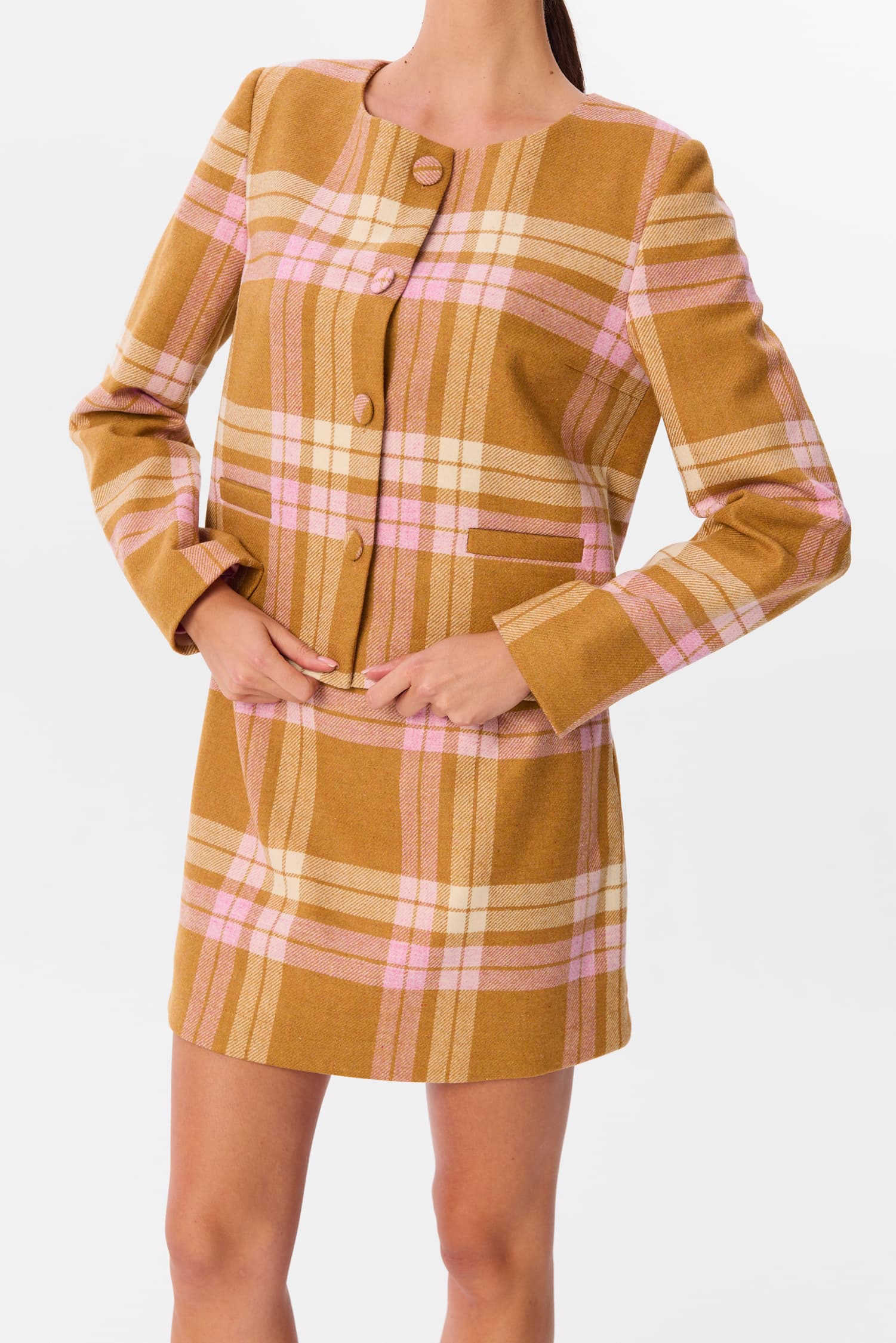 Żakiet Serina w kratę Candle Plaid w komplecie ze spódnicą mini Alva, zbliżenie na guziki i detale tkaniny – MAG NOLLY