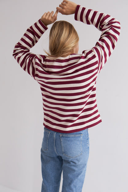 Bluzka Arla Mag Nolly – Bordeaux Milk, widok z tyłu, paski bordeaux i ecru, krój boxy, modelka z uniesionymi rękami, stylizacja z jeansami