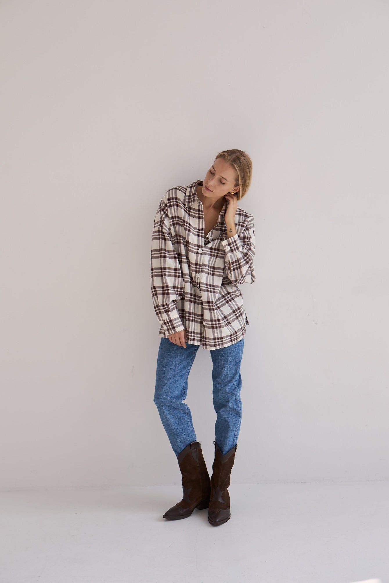 Koszula Vinci Mag Nolly – beżowo-brązowa kratka flanelowa, luźny krój one size, stylizacja z jeansami i kowbojkami, widok z przodu
