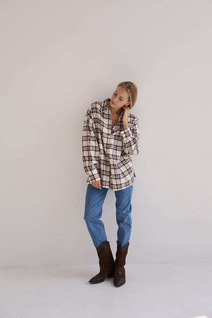 Koszula Vinci Mag Nolly – beżowo-brązowa kratka flanelowa, luźny krój one size, stylizacja z jeansami i kowbojkami, widok z przodu

