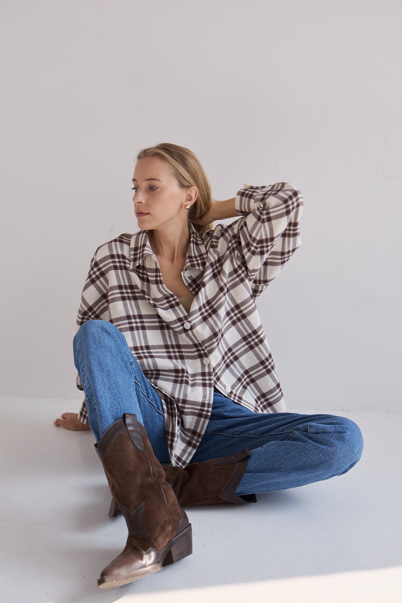 Koszula Vinci Mag Nolly – beżowo-brązowa kratka flanelowa, modelka siedząca, luźny krój one size, kowbojki
