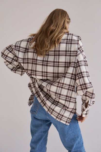 Koszula Vinci Mag Nolly – beżowo-brązowa kratka flanelowa, widok z tyłu, luźny krój one size, stylizacja z jeansami
