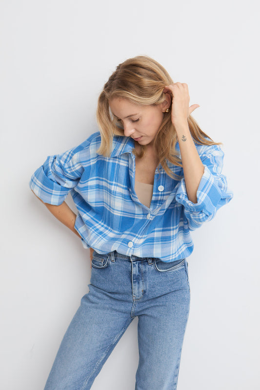 Koszula Vinci Mag Nolly – niebieska kratka flanelowa, noszona rozpiętą, luźny krój one size, perłowe guziki
