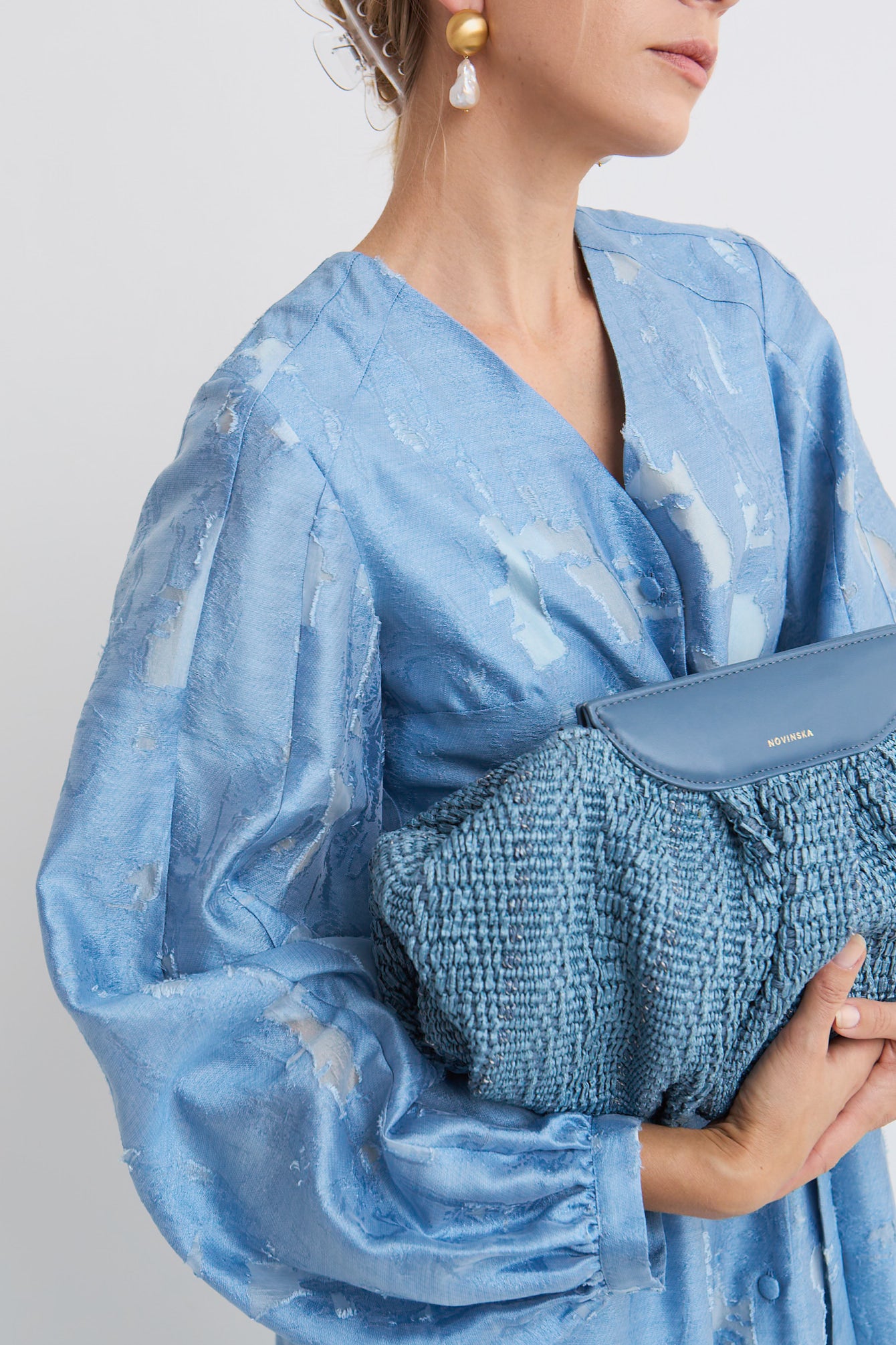 Sukienka Roma Mag Nolly – Blue Dust, zbliżenie na dekolt V, bufiaste rękawy, połysk i faktura tkaniny z abstrakcyjnym wzorem