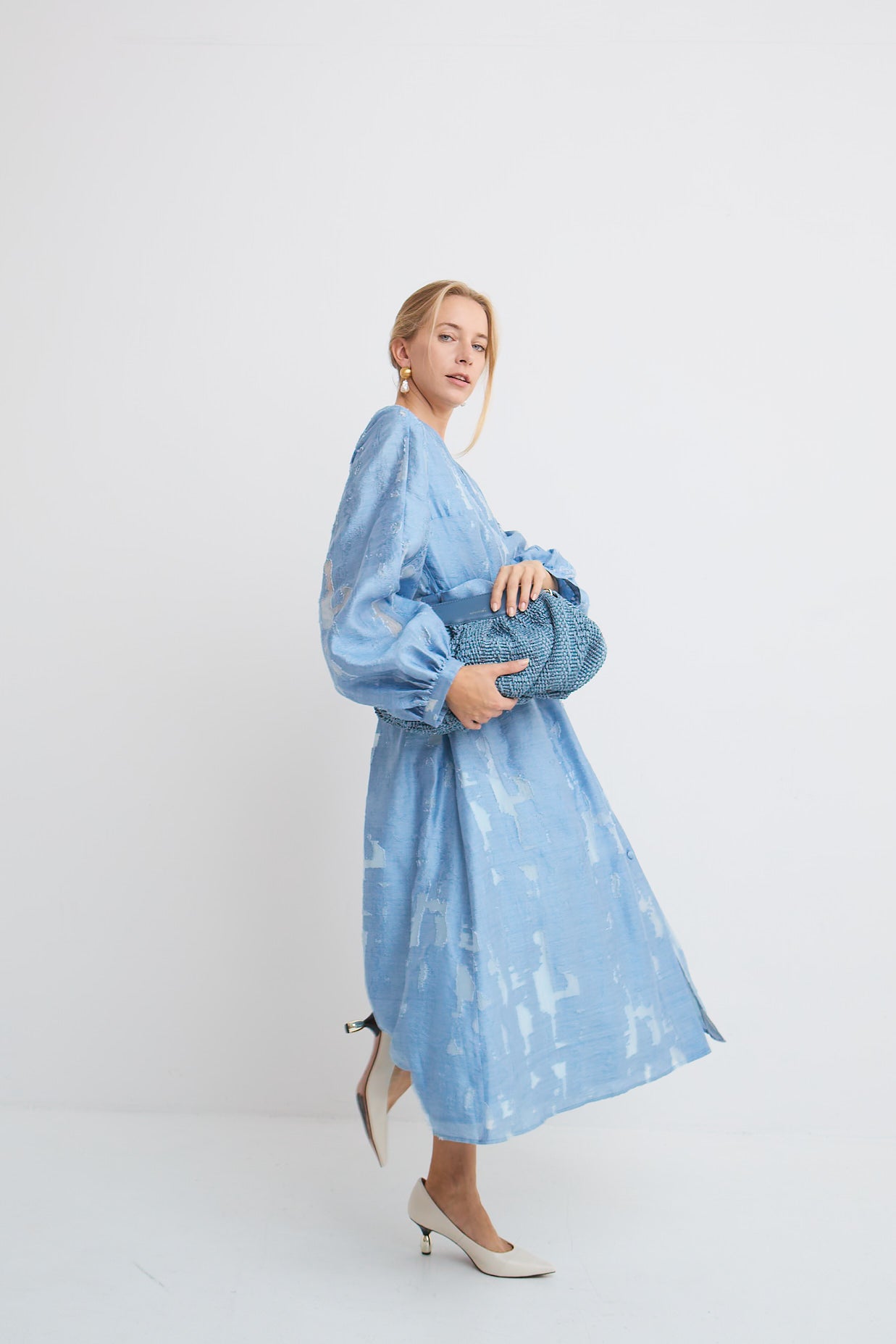 Sukienka Roma Mag Nolly – Blue Dust, midi, bufiaste rękawy, dekolt V, guma w talii, malarski print, widok z boku