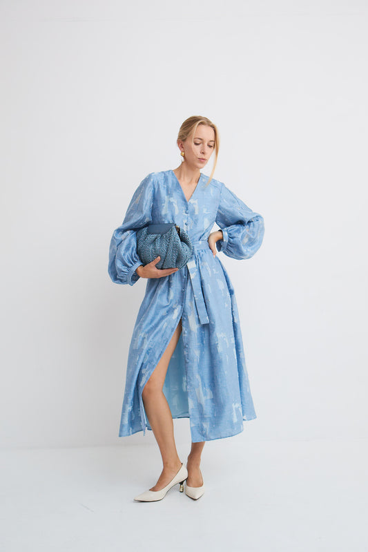 Sukienka Roma Mag Nolly – Blue Dust, midi, bufiaste rękawy, dekolt V, powlekane guziki, pasek w talii, rozcięcie z przodu