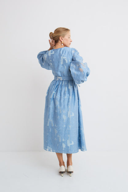 Sukienka Roma Mag Nolly – Blue Dust, widok z tyłu, midi, bufiaste rękawy, marszczenie w talii, rozkloszowana spódnica, faktura tkaniny z abstrakcyjnym wzorem

