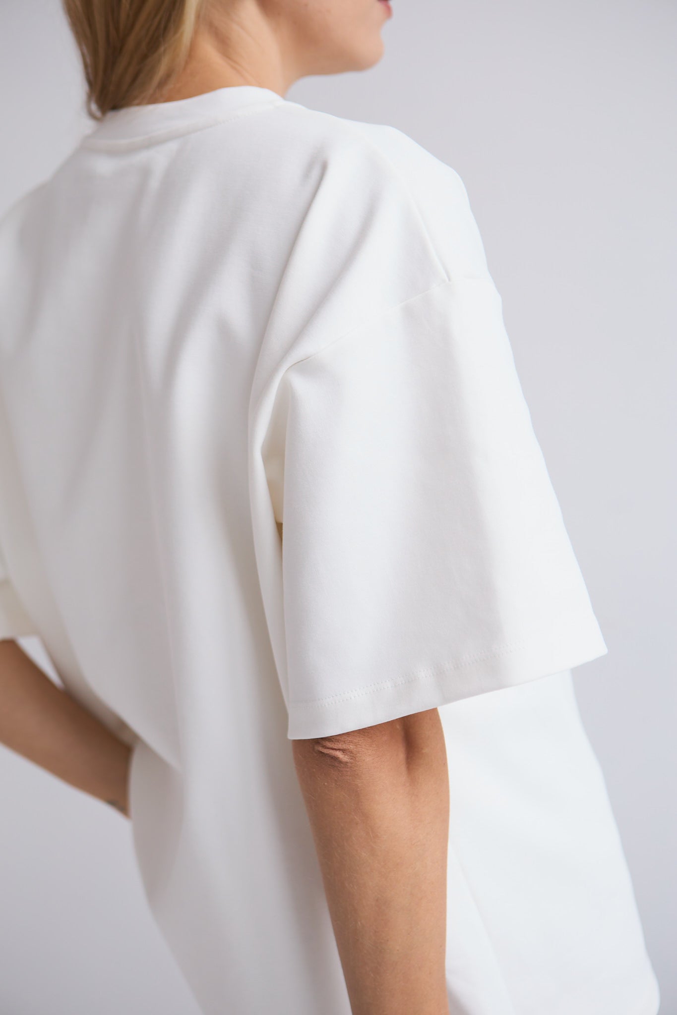 T-shirt Bianco Mag Nolly – detal tyłu i rękawa, miękka bawełna z elastanem o dużej gramaturze, oversize, krój one size
