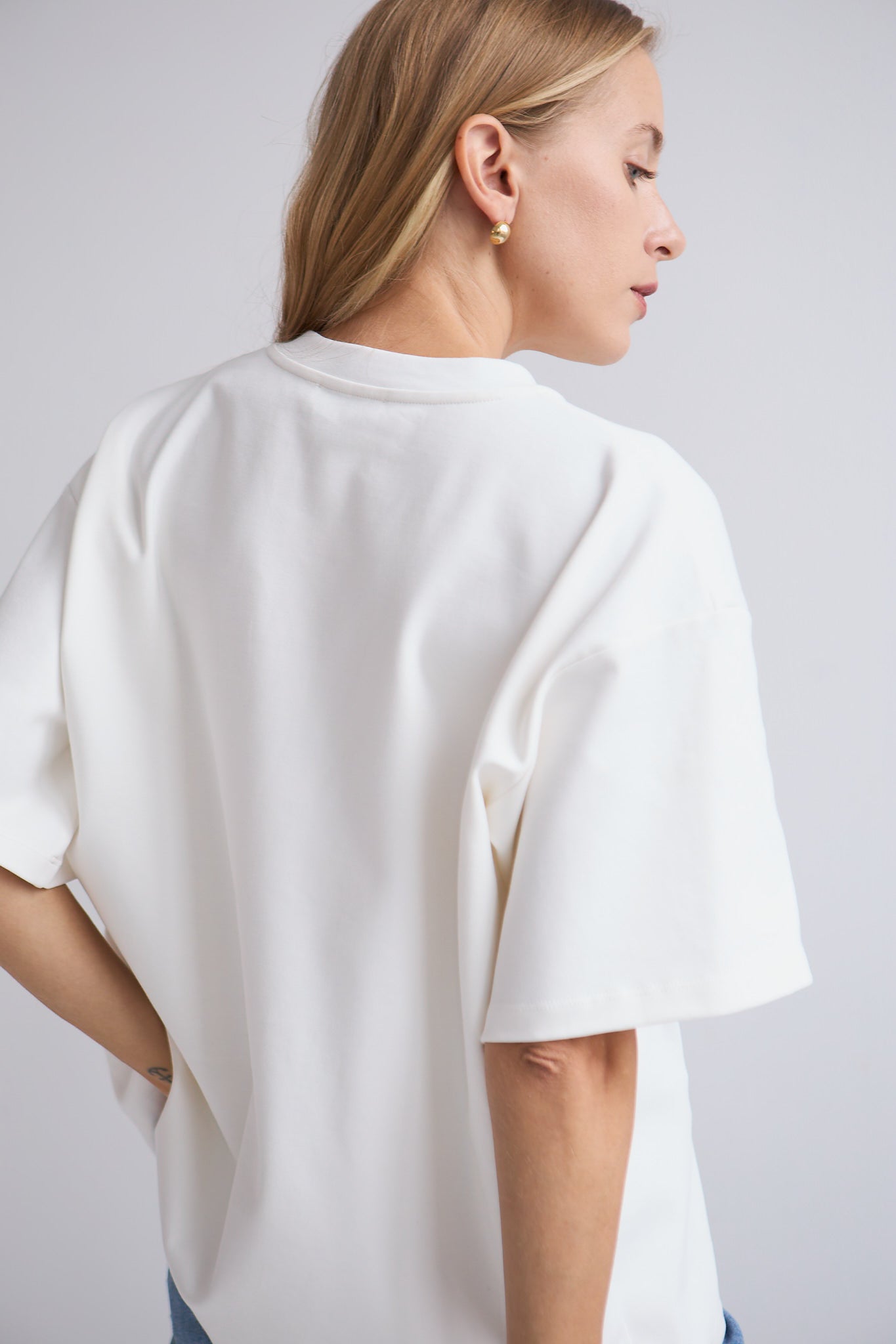 T-shirt Bianco Mag Nolly – biały oversize, widok z tyłu, detal miękkiej bawełny o dużej gramaturze, krój one size
