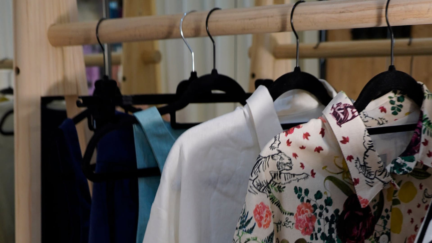 Ubrania marki MAG NOLLY na wieszaku w butiku.